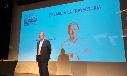 Periodista Mario Aguilera recibe Premio a la Trayectoria en Periodismo, Memoria y Derechos Humanos 2025